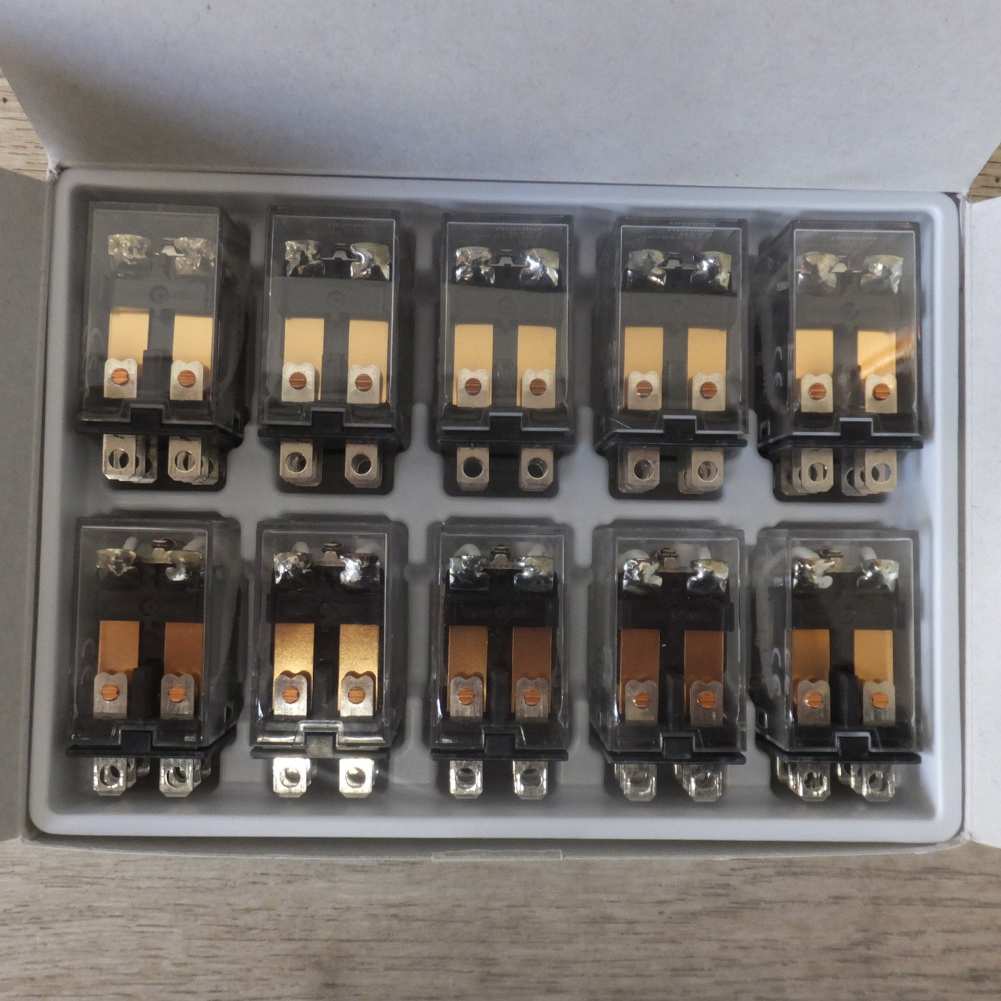 ●複数在庫有●[送料無料] 未使用★オムロン OMRON バイパワーリレー LY2N 200/220VAC 10個入 1箱★
