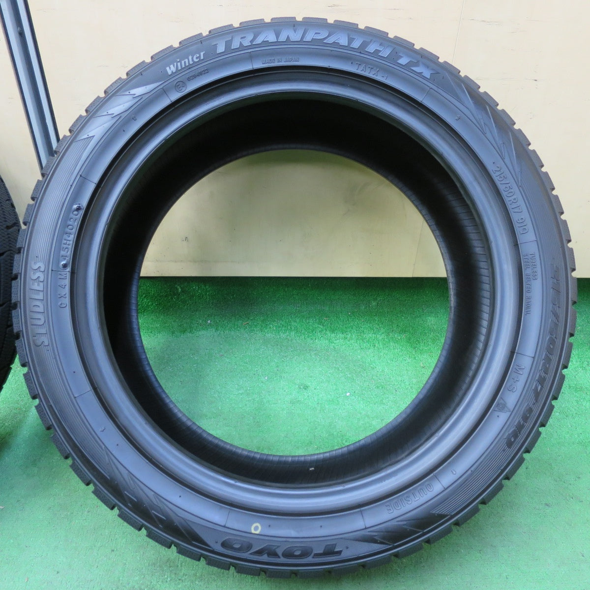 [送料無料] バリ溝！20年！9.5分以上★スタッドレス 215/50R17 トーヨー ウインター トランパス TX タイヤ 17インチ プリウスα ノア ヴォクシー等★4110501イスタ
