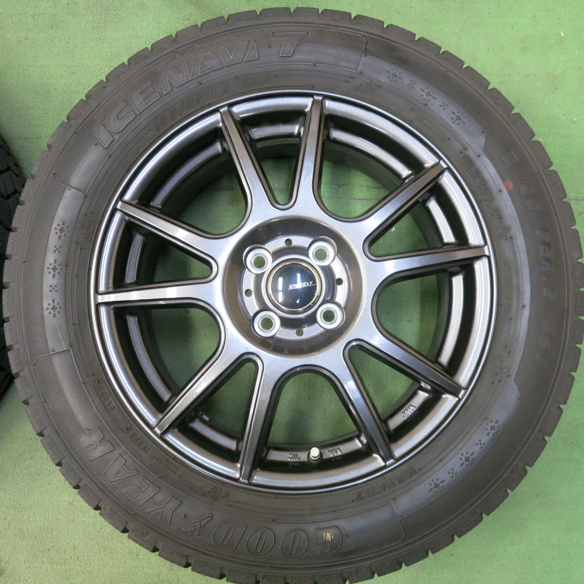 バリ溝！23年！キレイ！ほぼ10分★スタッドレス 195/65R16 グッドイヤー アイスナビ7 EMBELY 16インチ PCD100/4H★5082303SKス