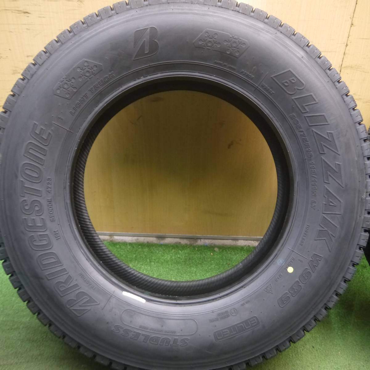 未使用！23年★トラック タイヤ 205/75R16 113/111N スタッドレス ブリヂストン ブリザック W989 16インチ★4020902Hスタ