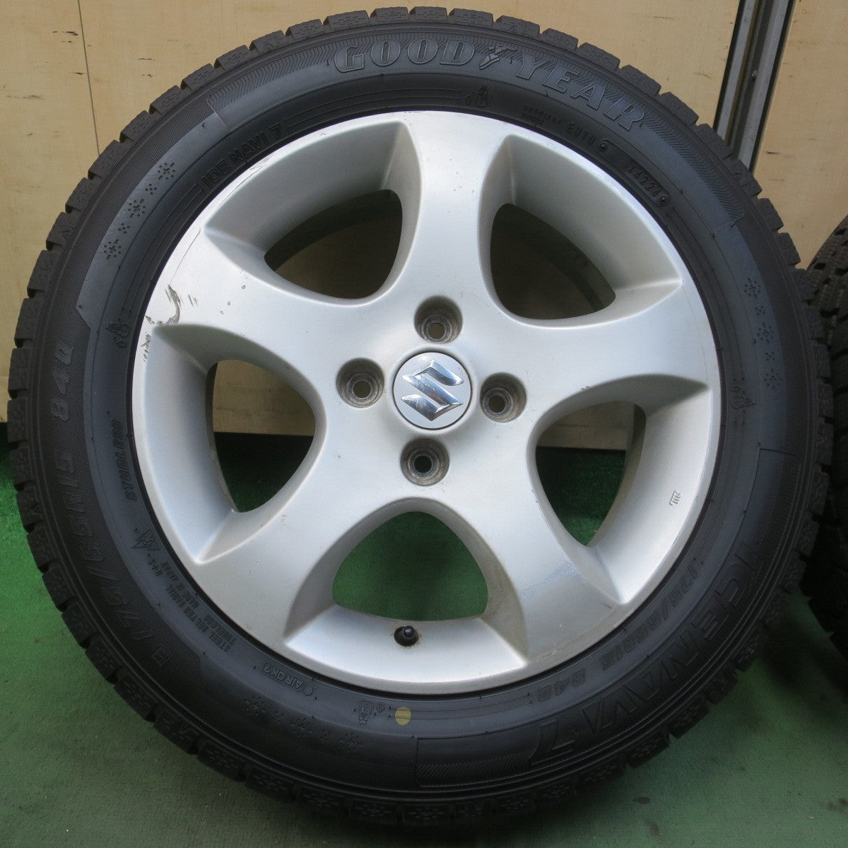 バリ溝！24年！9.5分◎スズキ スイフト スプラッシュ 純正 175/65R15 スタッドレス グッドイヤー アイスナビ7 15インチ PCD100/4H◎6081214イス