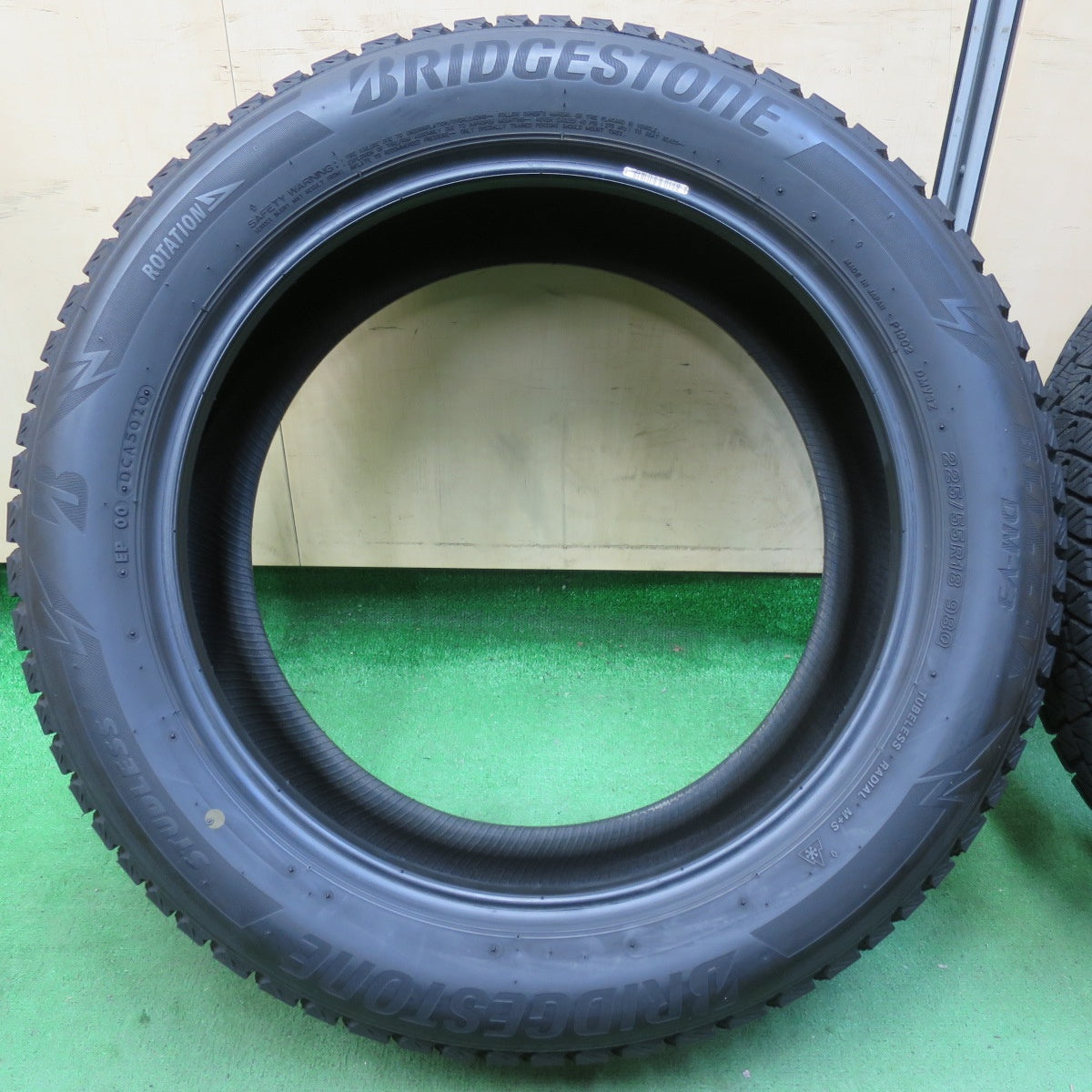 [送料無料] バリ溝！20年！9分★スタッドレス 225/55R18 ブリヂストン ブリザック DM-V3 タイヤ 18インチ フォレスター デリカ 等★4110502イスタ