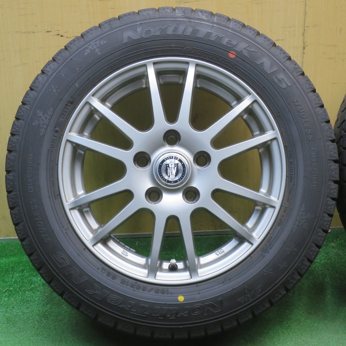 超バリ溝！25年！キレイ！9.5分以上★スタッドレス 185/65R15 オートバックス ノーストレック N5 NIRVANA NV ニルバーナ ニルヴァーナ 15インチ PCD114.3/5H★6051301NJス