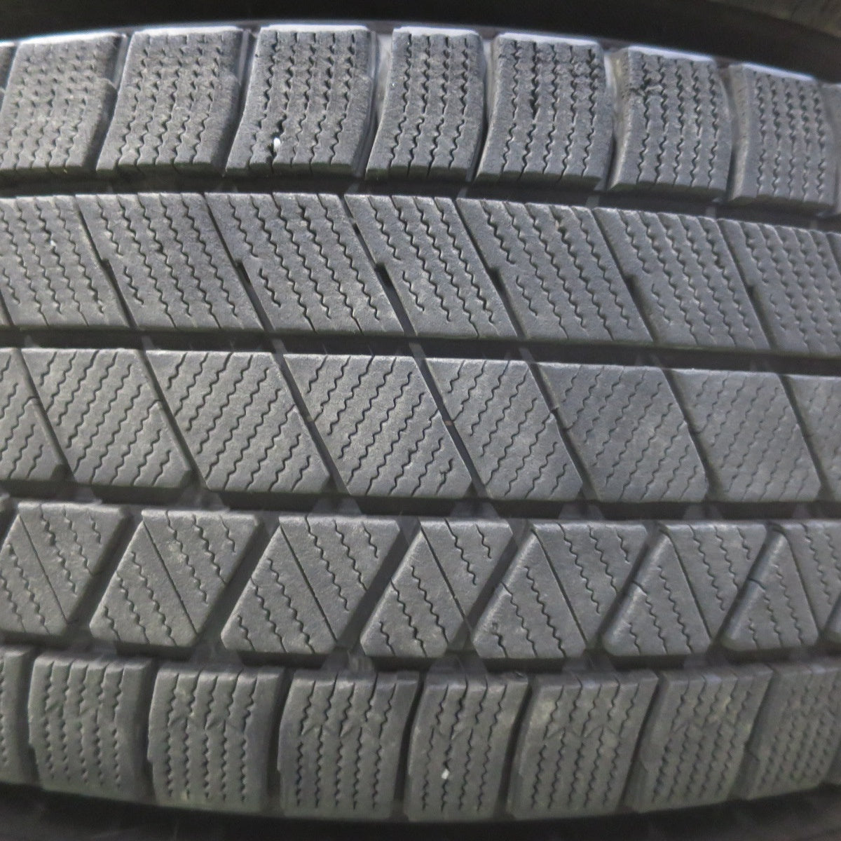 バリ溝！24年！9分◎スタッドレス 225/65R17 ブリヂストン ブリザック VRX3 DILETTO ディレット 17インチ PCD114.3/5H◎6092907イス