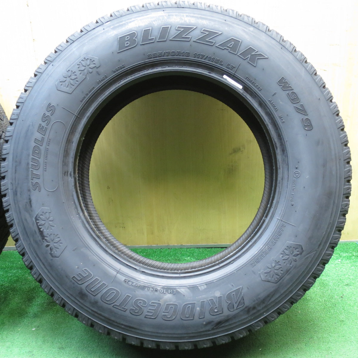 バリ溝！22年！9.5分★トラック タイヤ 225/70R16 117/115L スタッドレス ブリヂストン ブリザック W979 タイヤ 16インチ★5061903NJスタ