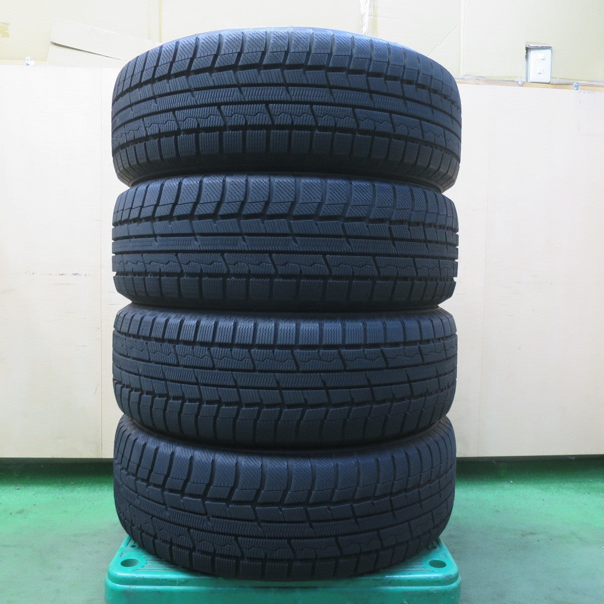 バリ溝！24年！9.5分★スタッドレス 215/60R17 トーヨー ウインター トランパス TX タイヤ 17インチ C-HR カローラクロス アルファード ヴェルファイア 等★6062604イスタ