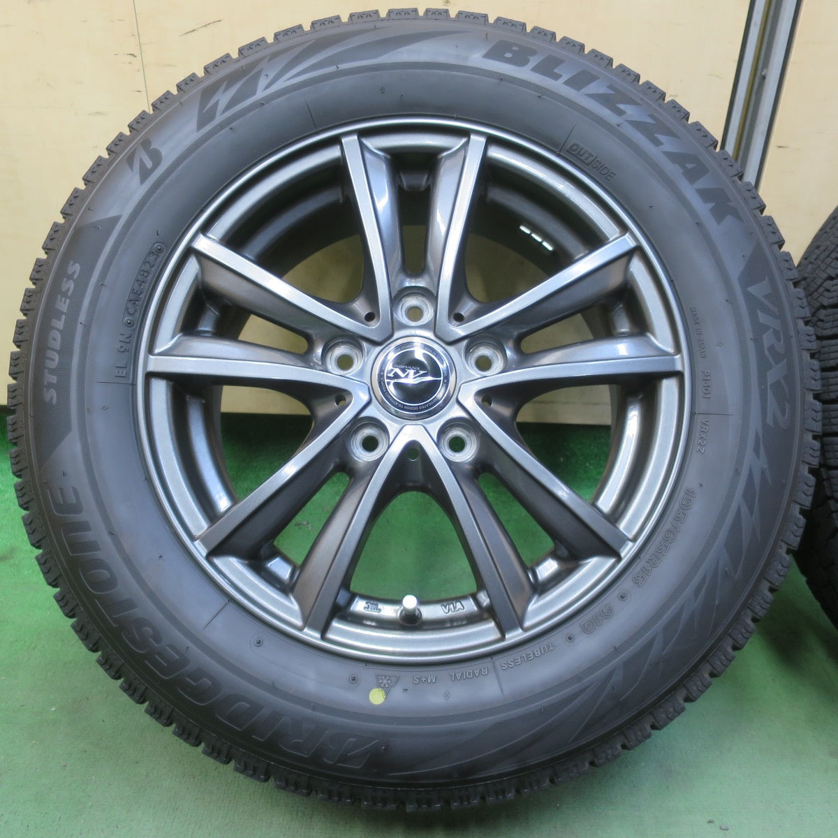 バリ溝！23年！キレイ！9分◎スタッドレス 195/65R15 ブリヂストン ブリザック VRX2 NIRVANA NV ニルヴァーナ ニルバーナ 15インチ PCD114.3/5H◎6100604イス