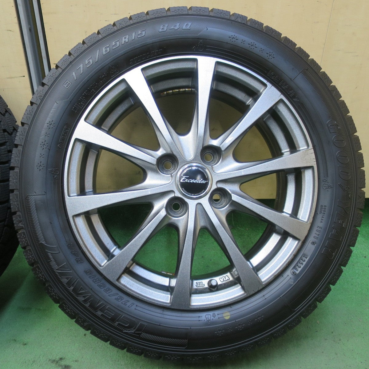 超バリ溝！24年！9.5分以上◎スタッドレス 175/65R15 グッドイヤー アイスナビ7 Exceeder エクシーダー 15インチ PCD100/4H◎6072703イス