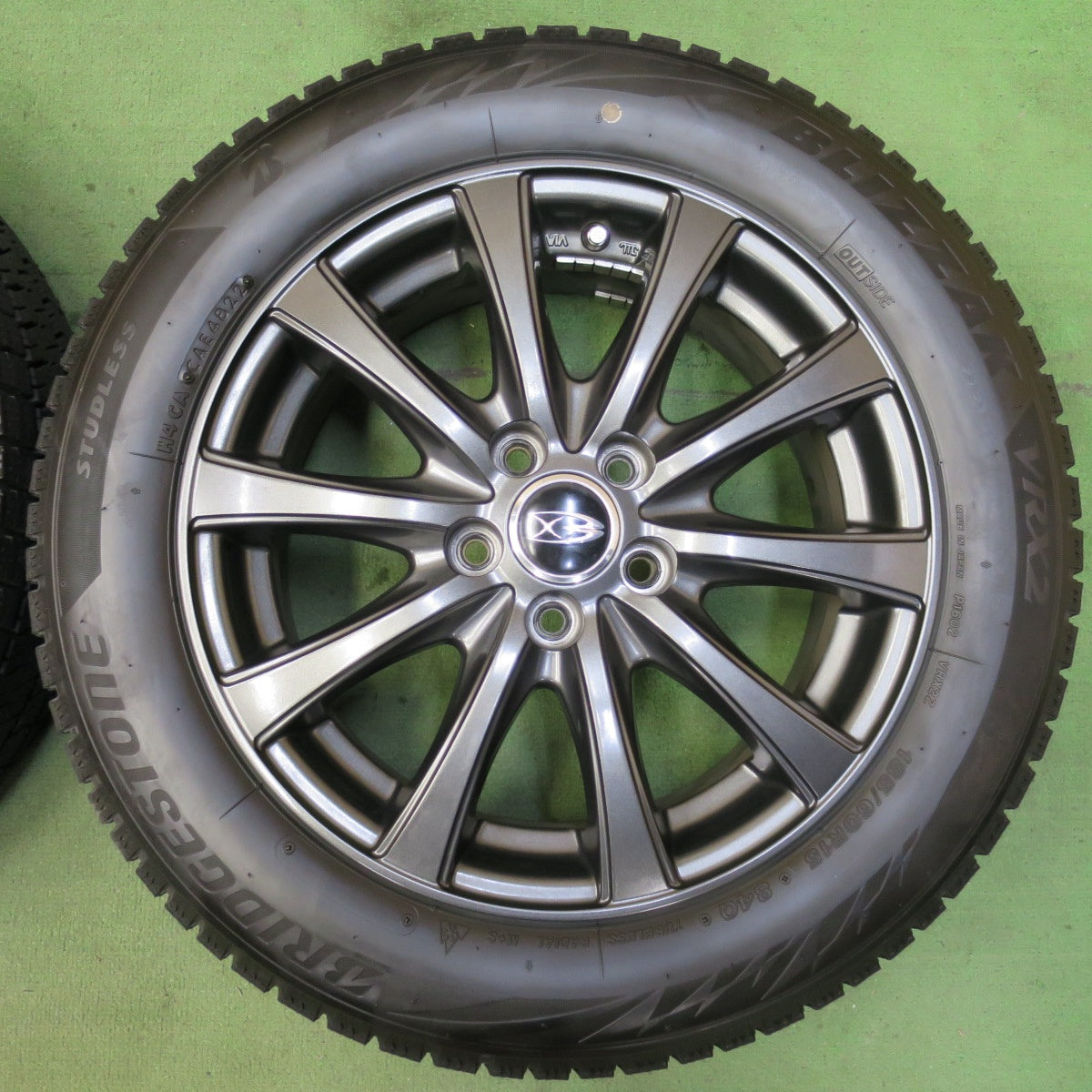 バリ溝！22年！キレイ！ほぼ10分★シエンタ 等 185/60R15 スタッドレス ブリヂストン ブリザック VRX2 Exsteer エクスター 15インチ PCD100/5H★5082905イス