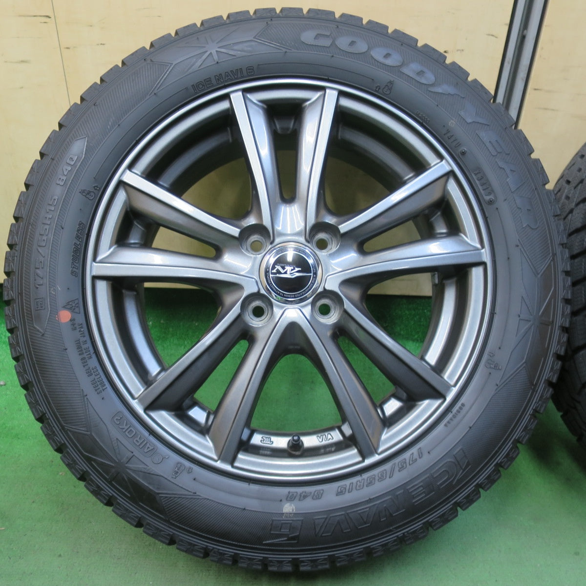 バリ溝！8.5分★スタッドレス 175/65R15 グッドイヤー アイスナビ6 NIRVANA NV ニルバーナ ニルヴァーナ 15インチ PCD100/4H★5103110イス