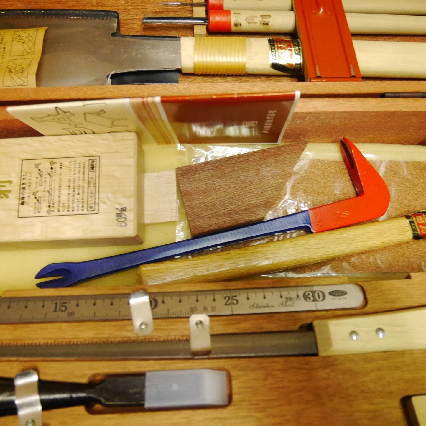 [送料無料] キレイ！まとめ売り！セット☆角利の 大工 道具 セット 入門用 工具 セット ノコギリ カンナ ノミ キリ バール 等 木箱 ケース ハンド ツール☆