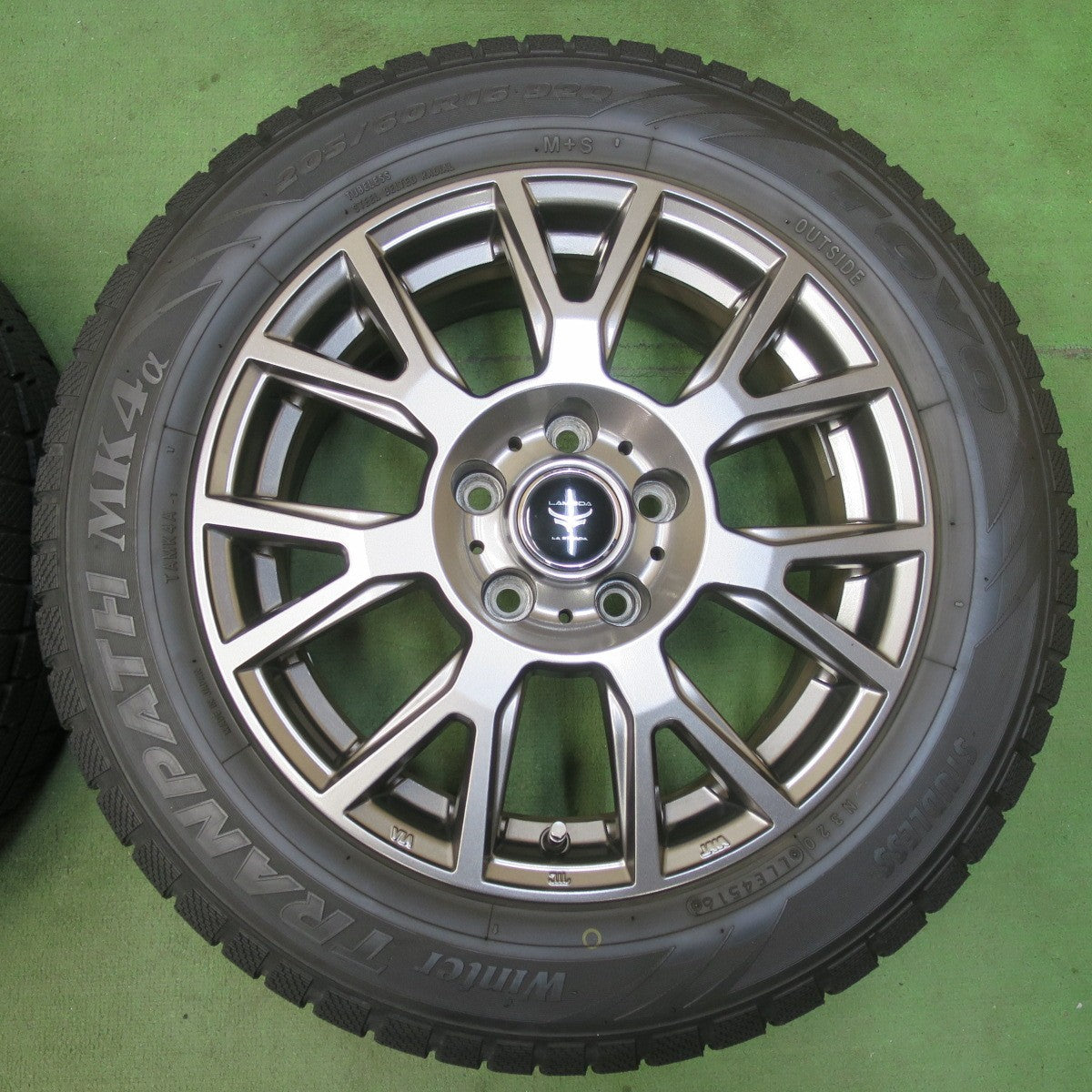 バリ溝！キレイ！8.5分★スタッドレス 205/60R16 トーヨー ウインター トランパス MK4α LAMBDA LA STRADA ラムダ 16インチ PCD114.3/5H★5120606イス
