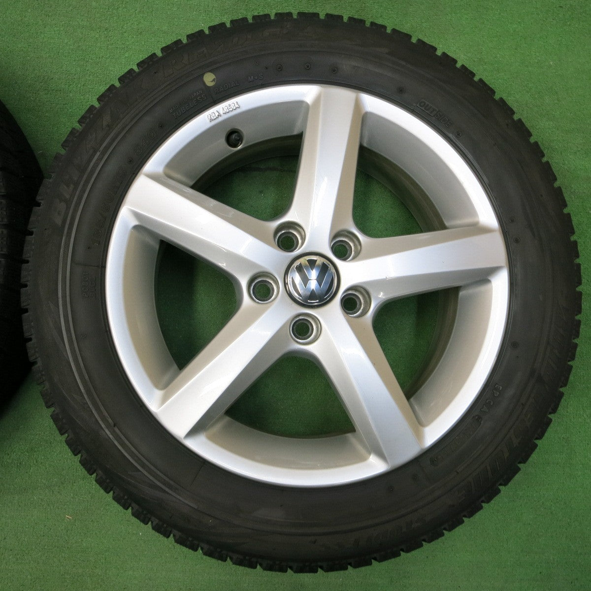 *送料無料* バリ溝！キレイ！8.5分★ワーゲン ポロ 純正 BORBET 185/60R15 スタッドレス ブリヂストン ブリザック REVO GZ ボルベット PCD100/5H★4052005イス