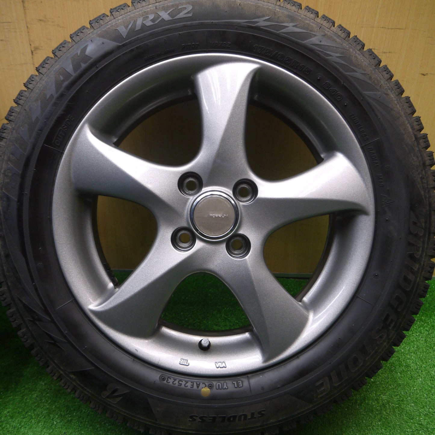 [送料無料] バリ溝！23年！キレイ！ほぼ10分★スタッドレス 175/65R15 ブリヂストン ブリザック VRX2 TOPRUN トップラン 15インチ PCD100/4H★4092402Hス
