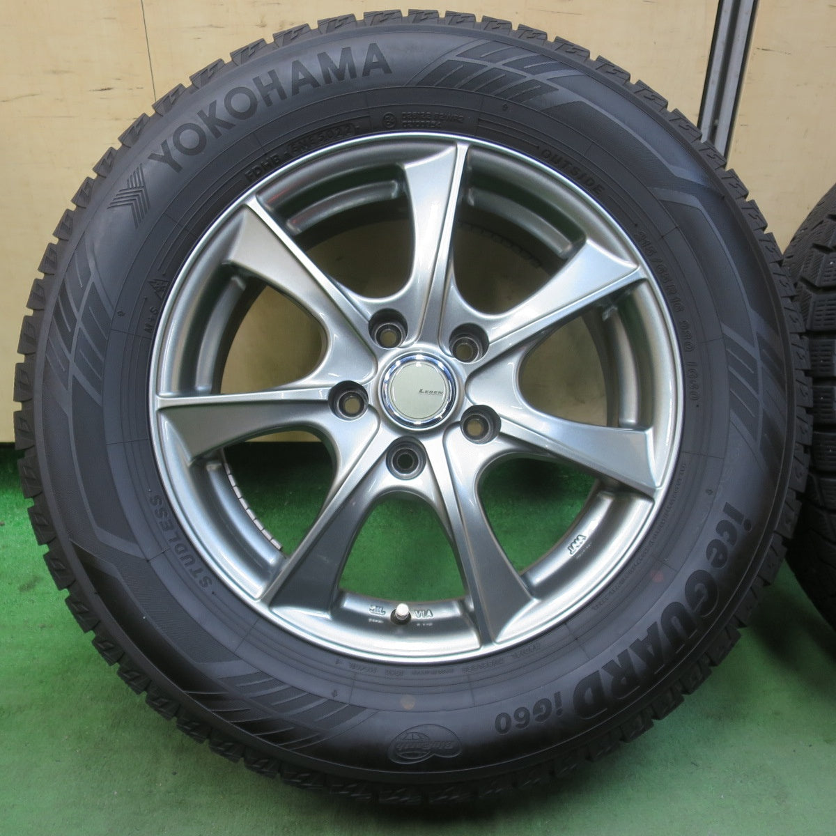 バリ溝！22年！キレイ！9分★スタッドレス 215/65R16 ヨコハマ アイスガード iG60 LEBEN レーベン 16インチ PCD114.3/5H★5122005イス