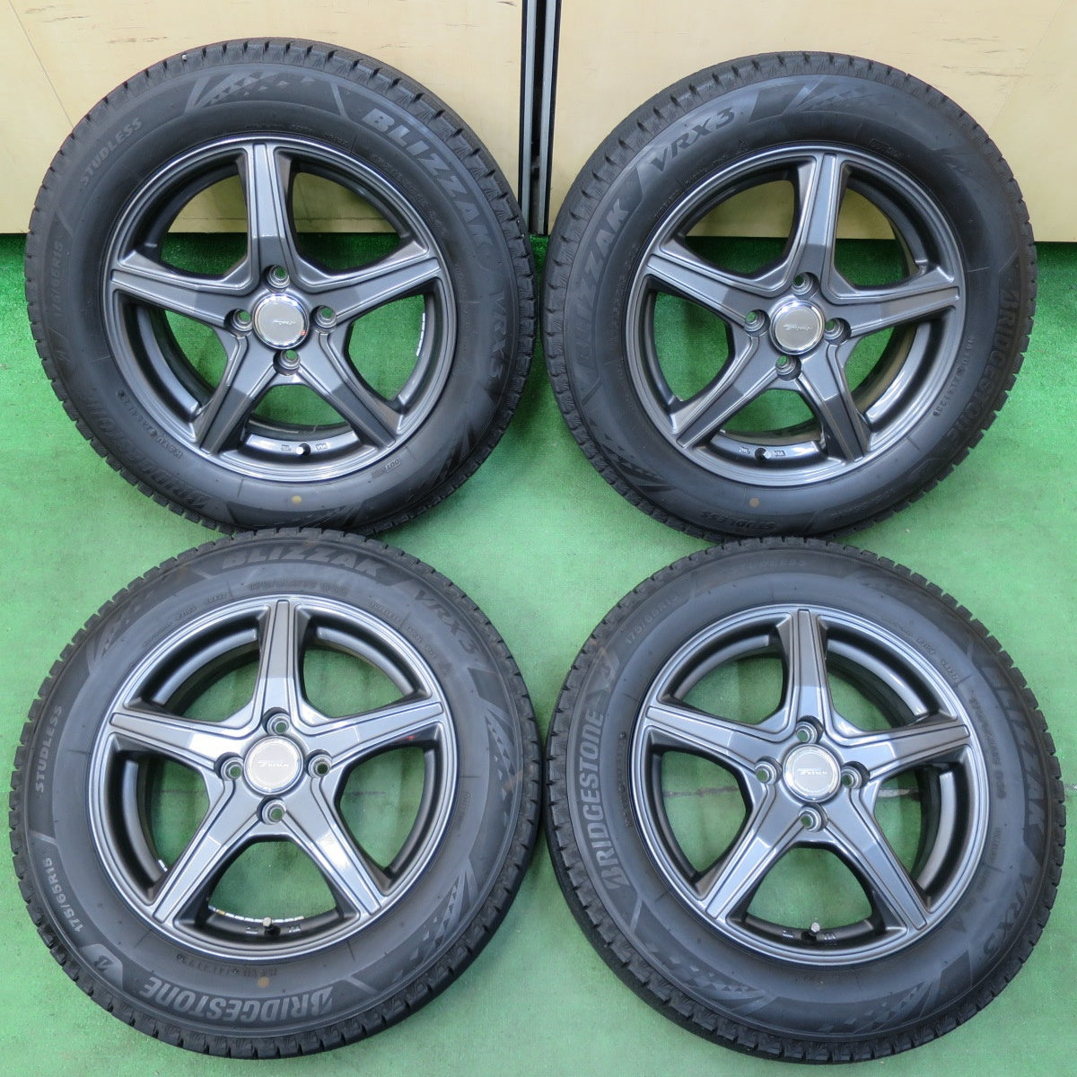 [送料無料] バリ溝！23年！キレイ！ほぼ10分★スタッドレス 175/65R15 ブリヂストン ブリザック VRX3 TOPRUN トップラン 15インチ PCD100/4H★4121104イス