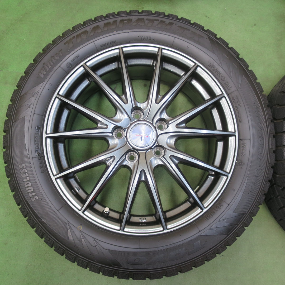 バリ溝！キレイ！9.5分以上★スタッドレス 215/60R17 トーヨー ウインター トランパス TX VELVA SPORTZ ヴェルヴァ 17インチ PCD114.3/5H★5121301イス