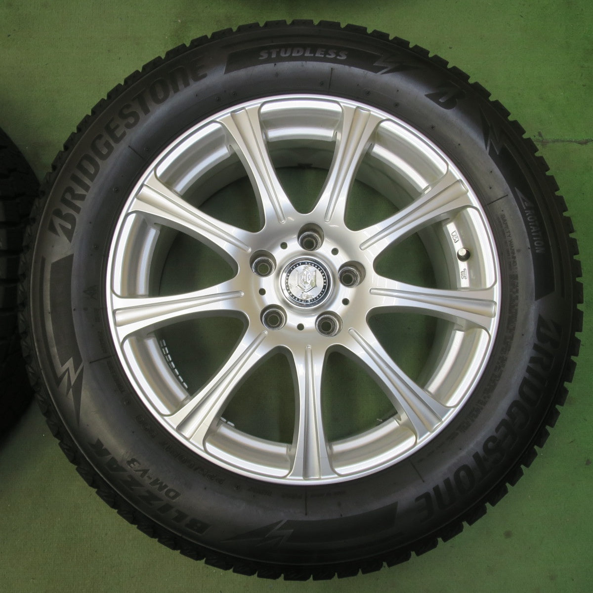 バリ溝！22年！9.5分◎スタッドレス 225/60R17 ブリヂストン ブリザック DM-V3 Slayer 社外 アルミ 17インチ PCD114.3/5H◎6062001イス