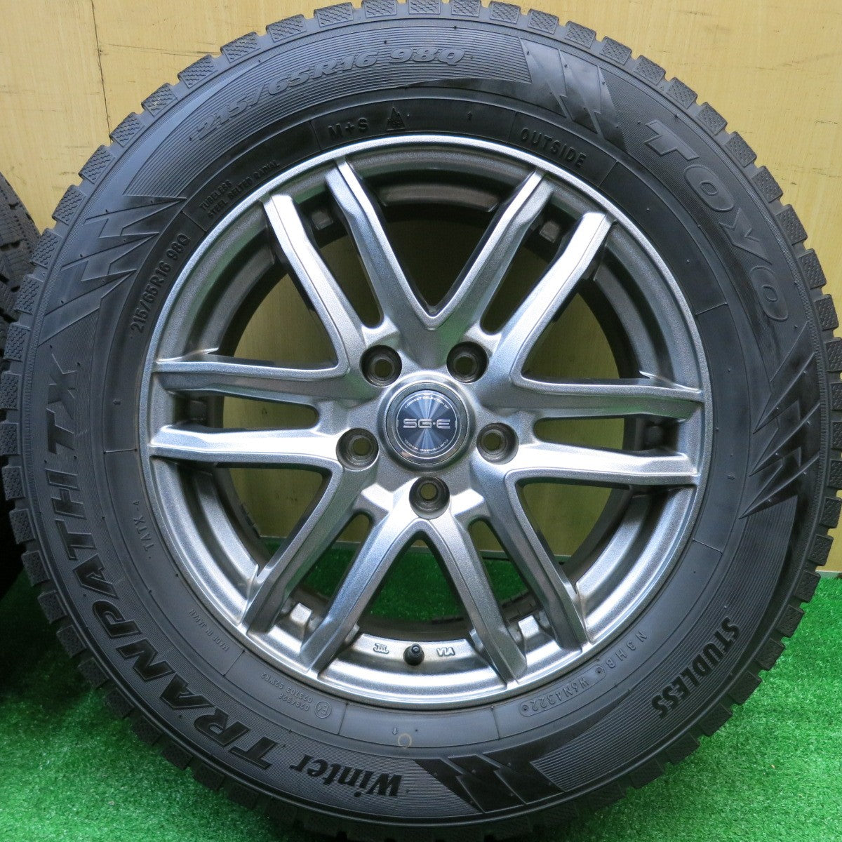 バリ溝！22年！キレイ！9.5分★スタッドレス 215/65R16 トーヨー ウインター トランパス TX SG-E 社外 アルミ 16インチ PCD114.3/5H★5102315HAス