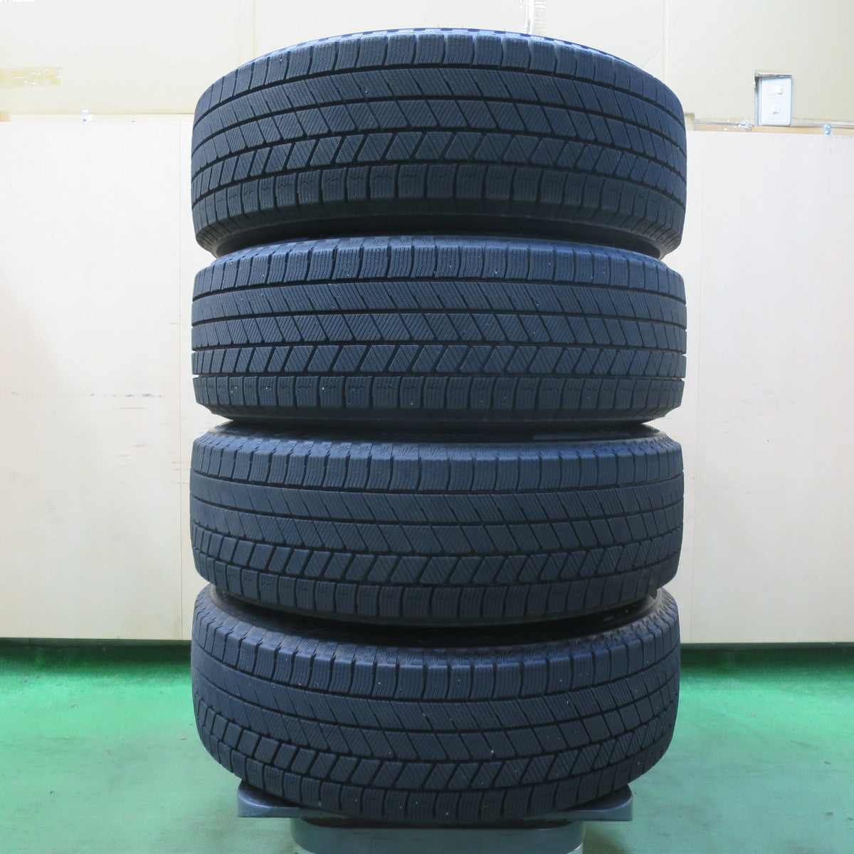 バリ溝！23年！キレイ！9.5分★LOXARNY SPORT 195/60R17 スタッドレス ブリヂストン ブリザック VRX3 ロクサーニ スポーツ 17インチ PCD114.3/5H★5061802イス