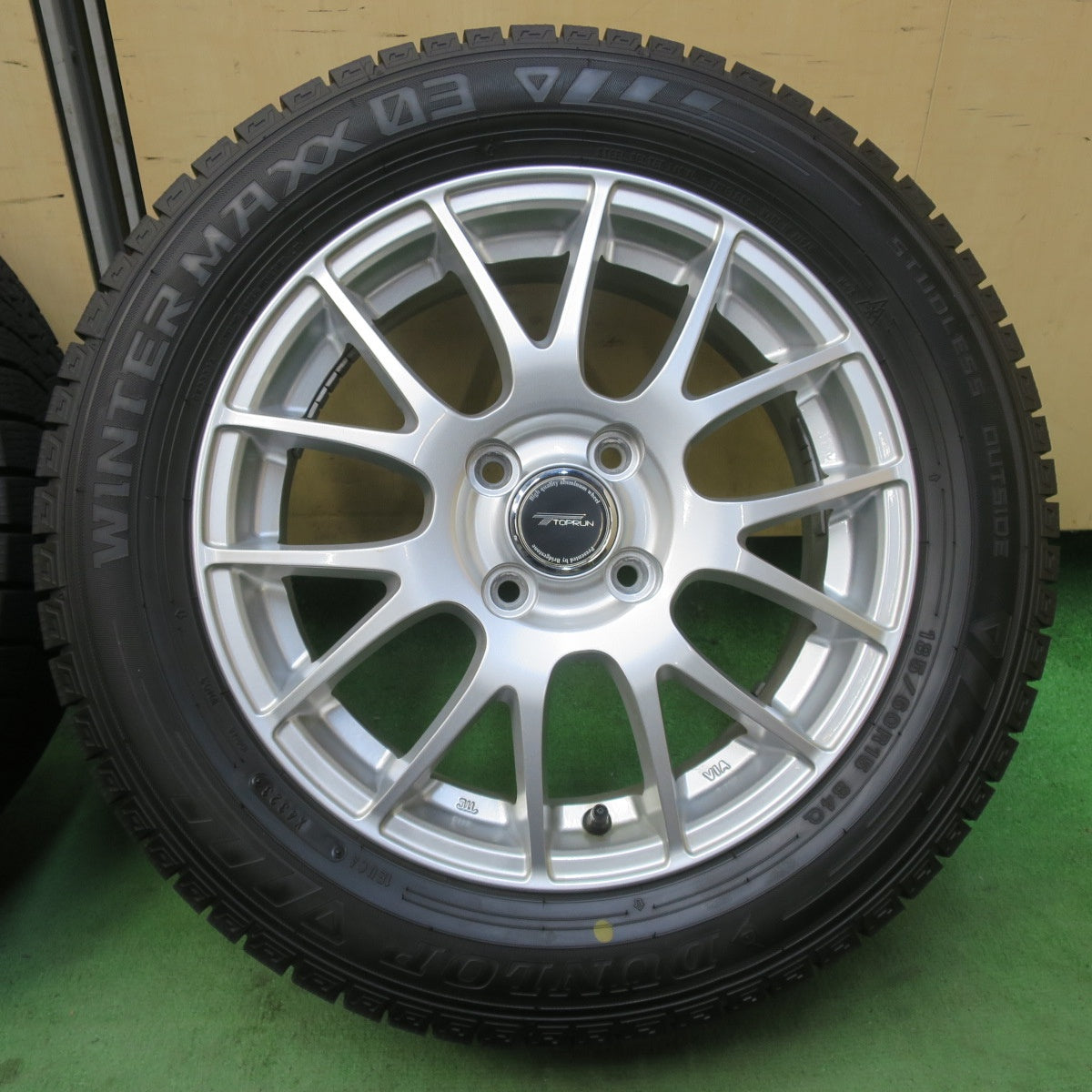 バリ溝！23年！キレイ！9.5分★スタッドレス 185/60R15 ダンロップ ウインターマックス03 TOPRUN トップラン 15インチ PCD100/4H★6020503イス