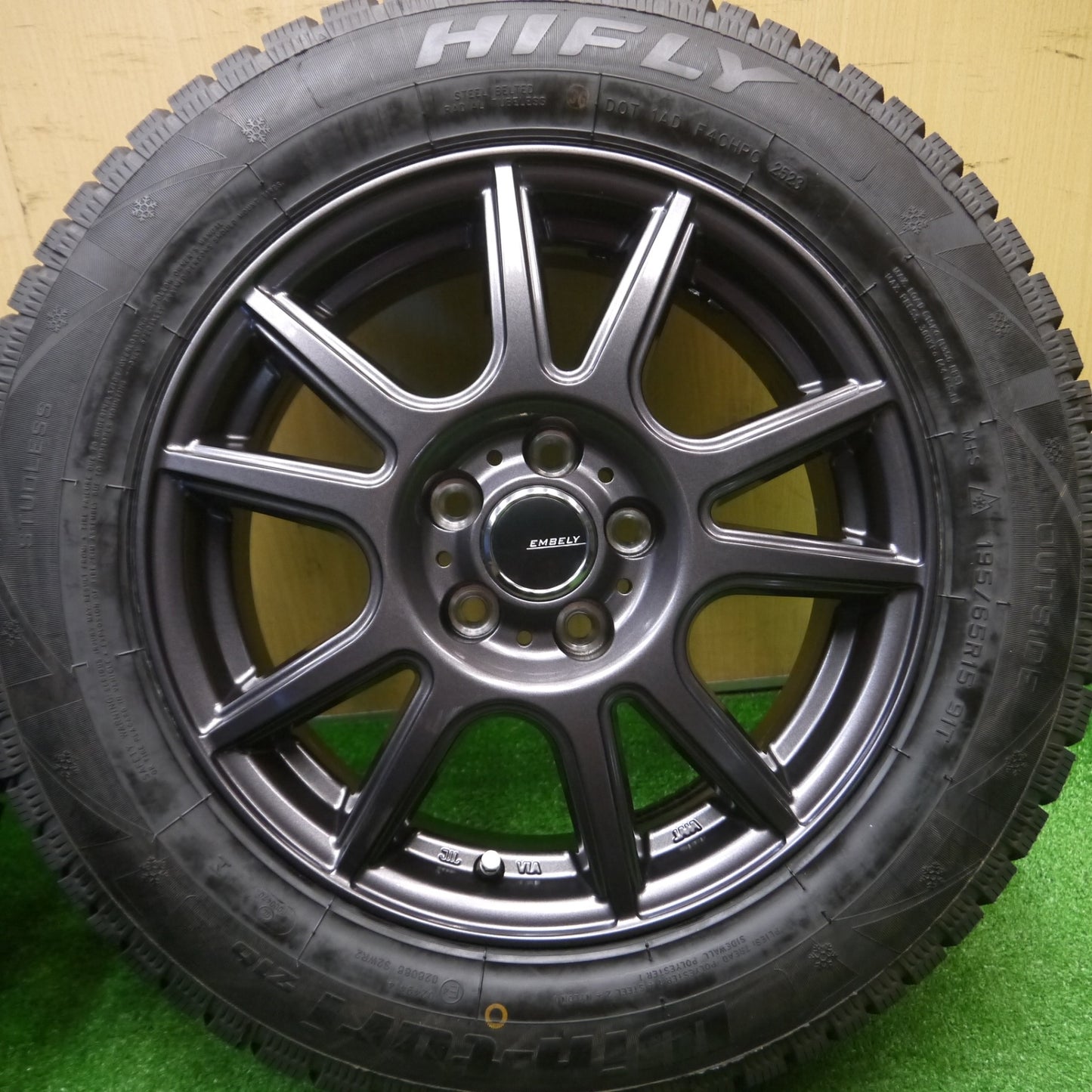 [送料無料] バリ溝！23年！キレイ！9.5分★プリウス等 195/65R15 スタッドレス ハイフライ Win-turi 216 EMBELY 15インチ PCD100/5H★4092006Hス