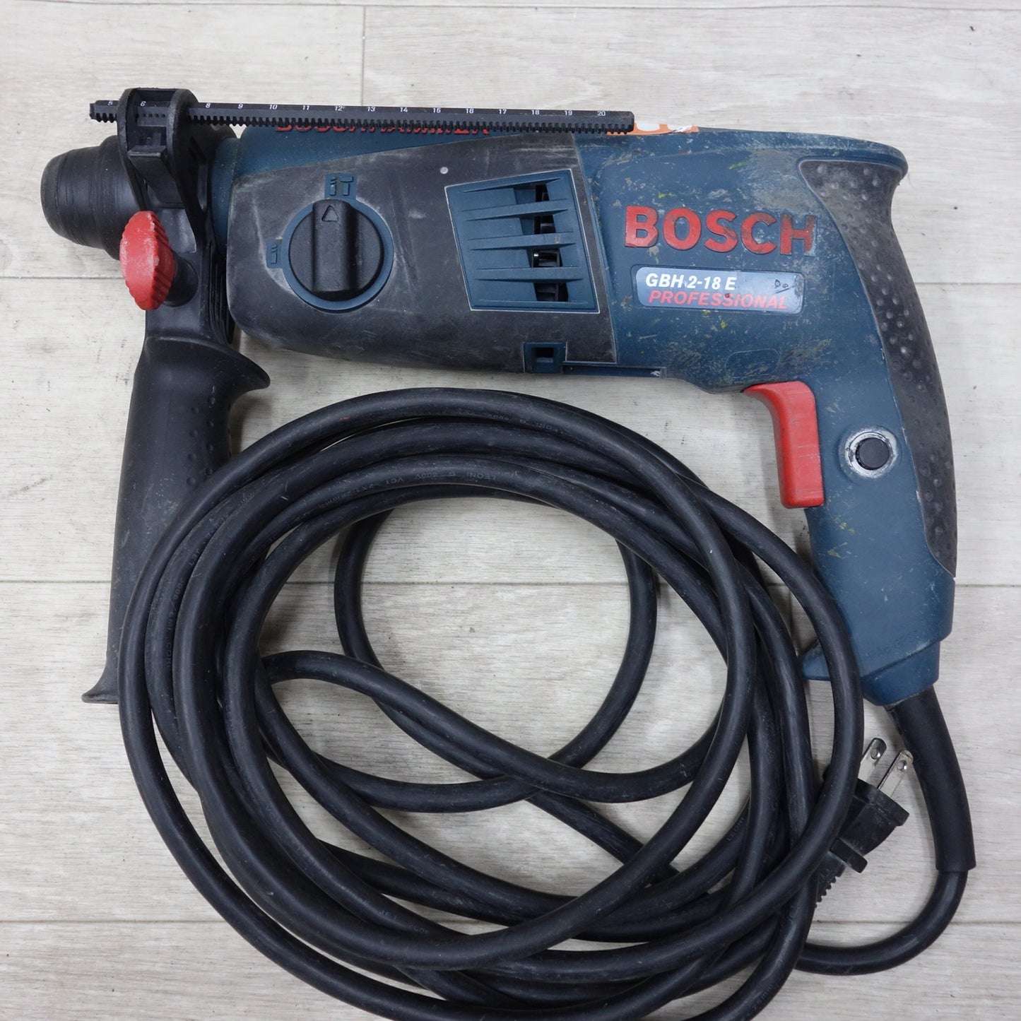 [送料無料] 付属品付き◆ボッシュ 18mm ハンマー ドリル 100V GBH2-18E ケース付き BOSCH 電動 工具◆