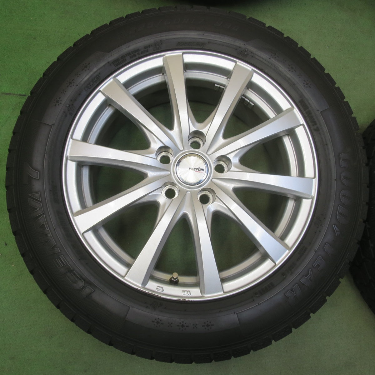 バリ溝！キレイ！8.5分◎スタッドレス 225/60R17 グッドイヤー アイスナビ7 ravrion RS01 ラブリオン 17インチ PCD114.3/5H◎6072603イス