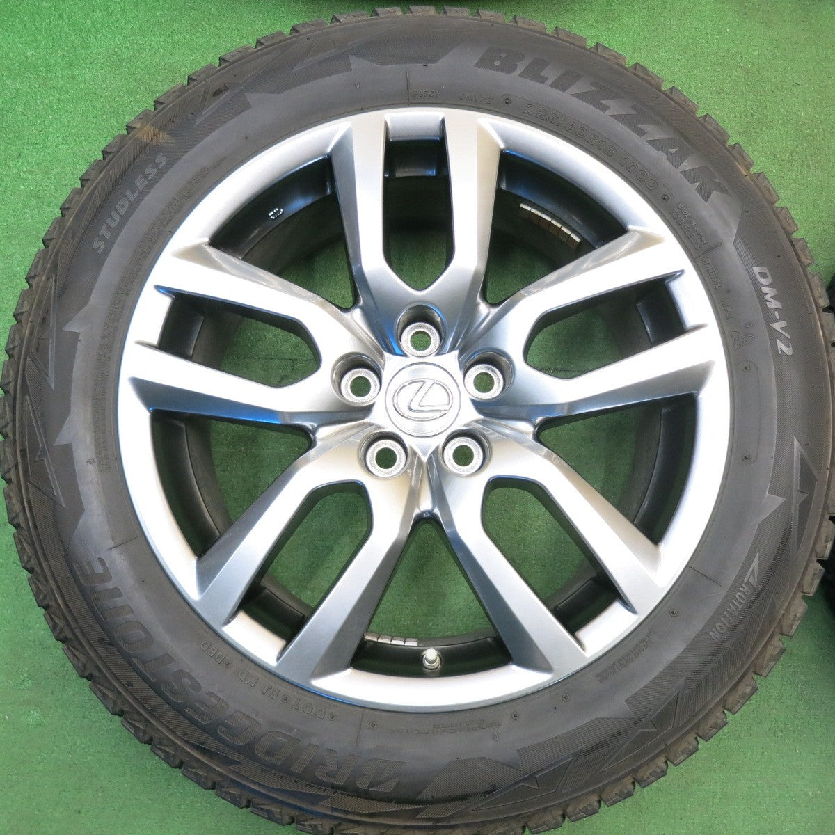 バリ溝！キレイ！8.5分★レクサス NX バージョンL 純正 225/60R18 スタッドレス ブリヂストン ブリザック DM-V2 18インチ PCD114.3/5H★6040501HAス