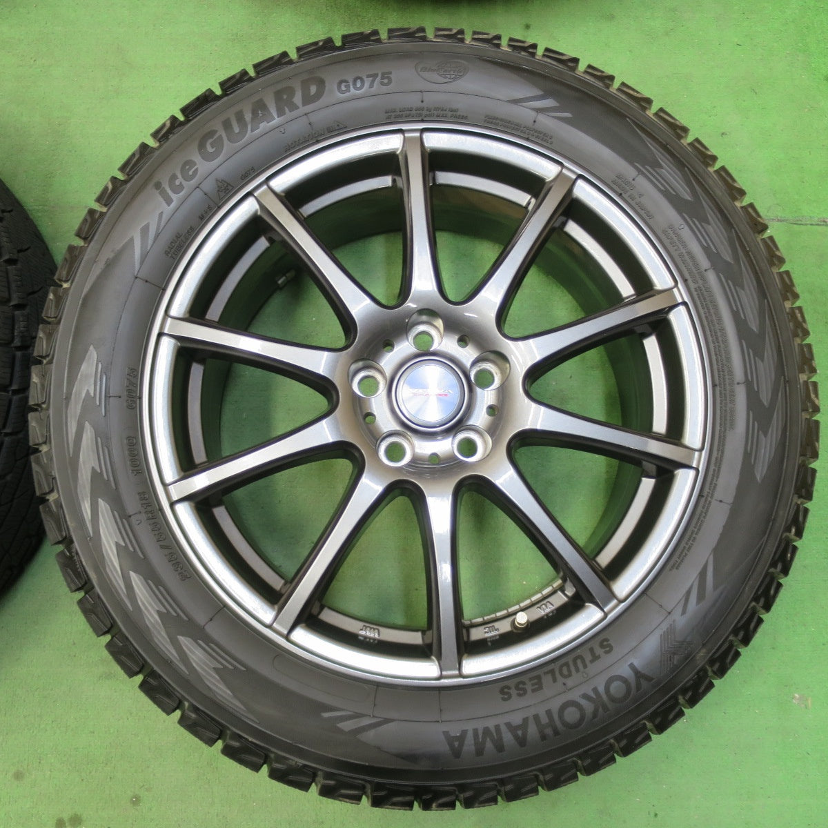 バリ溝！23年！キレイ！9.5分以上★スタッドレス 235/55R18 ヨコハマ アイスガード G075 VELVA CHARGE ヴェルヴァ 18インチ PCD114.3/5H★5040902イス