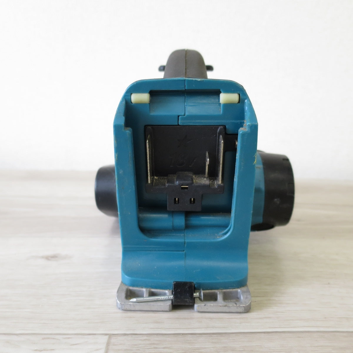 [送料無料] ◇マキタ 充電式 カンナ KP180D 82mm 電動 工具 本体のみ makita 鉋 かんな 切削◇