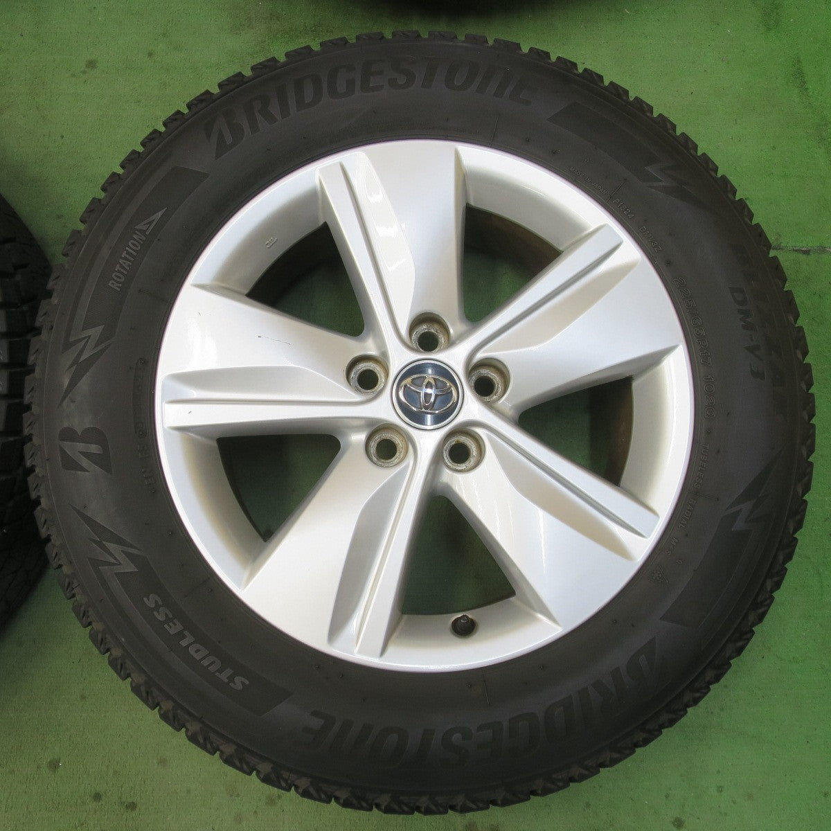 バリ溝！キレイ！9分★トヨタ 60系 ハリアー 純正 225/65R17 スタッドレス ブリヂストン ブリザック DM-V3 17インチ PCD114.3/5H★6012904イス