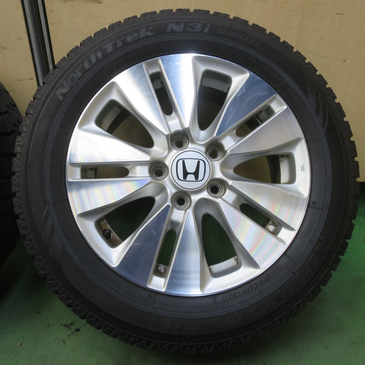 バリ溝！9分◎ホンダ RK ステップワゴン スパーダ 純正 205/60R16 スタッドレス オートバックス ノーストレック N3i 16インチ PCD114.3/5H◎6072604イス