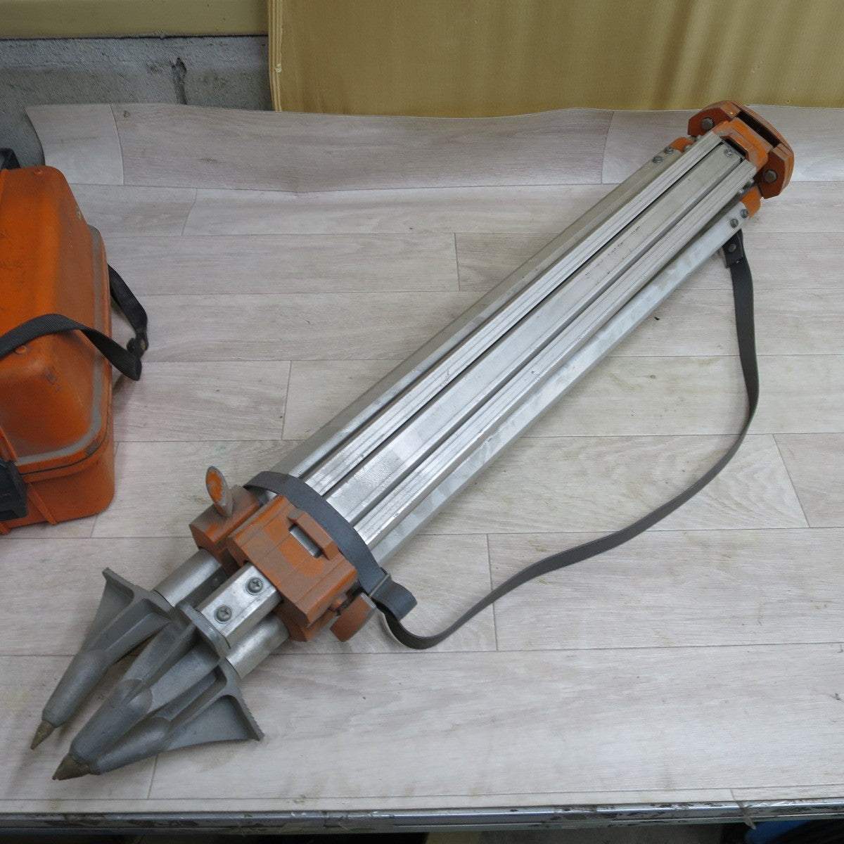 [送料無料] 三脚付き◆Nikon ニコン オートレベル AE-7C 三脚付 自動レベル 測量器 測量機 土木測量◆