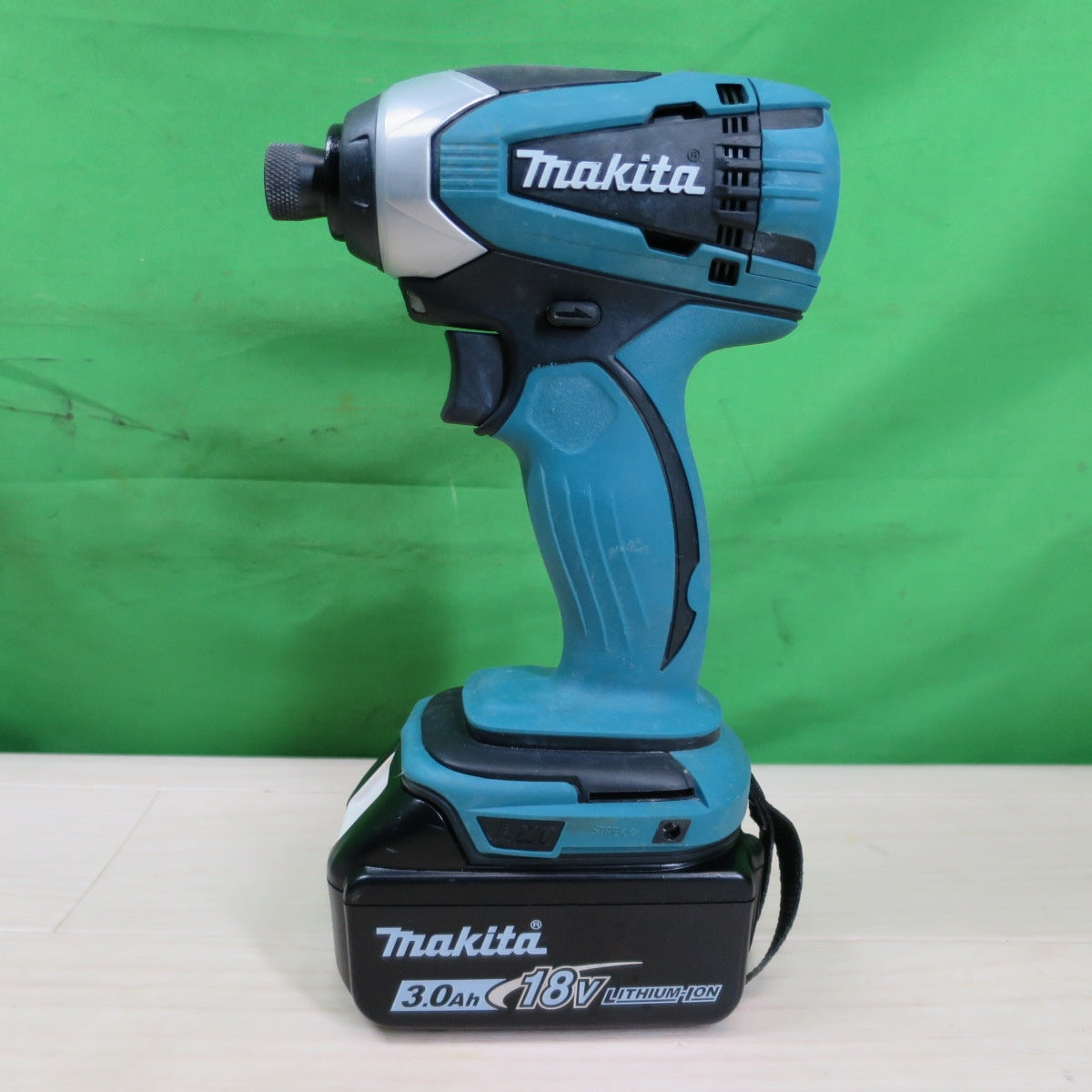 [送料無料] キレイ☆マキタ 充電式 インパクトドライバ TD146DX 電動 工具 makita 18V 充電器 DC18WC ケース付き☆