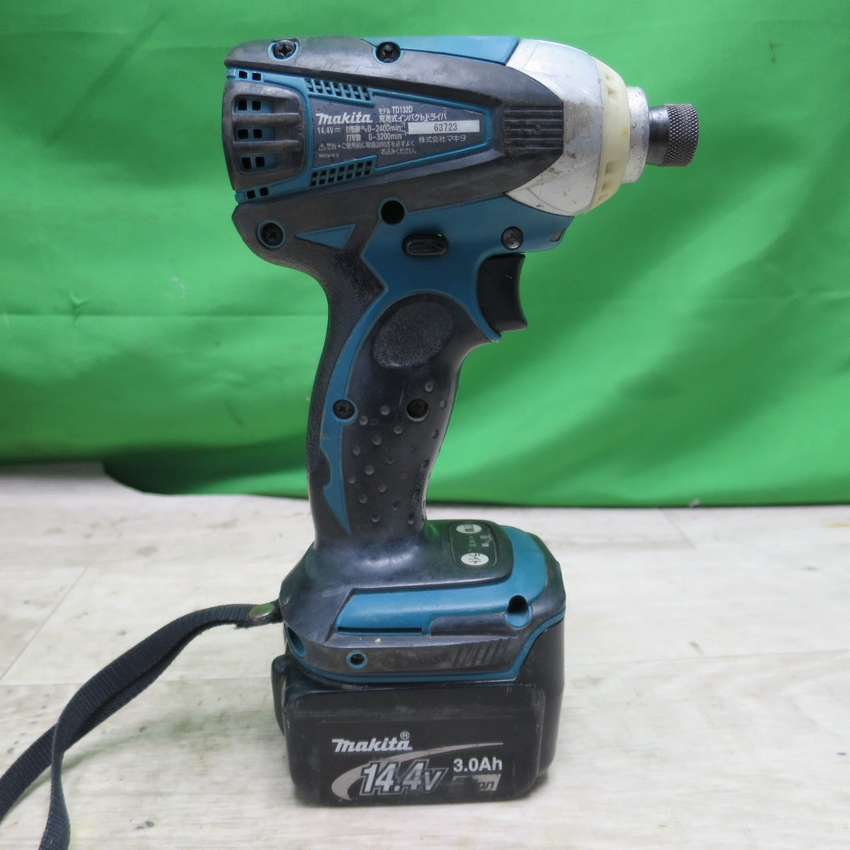 [送料無料] バッテリー2個☆マキタ 充電式 インパクト ドライバ 14.4V TD132DRFX 充電器 ケース 付き 電動 工具 現状品☆