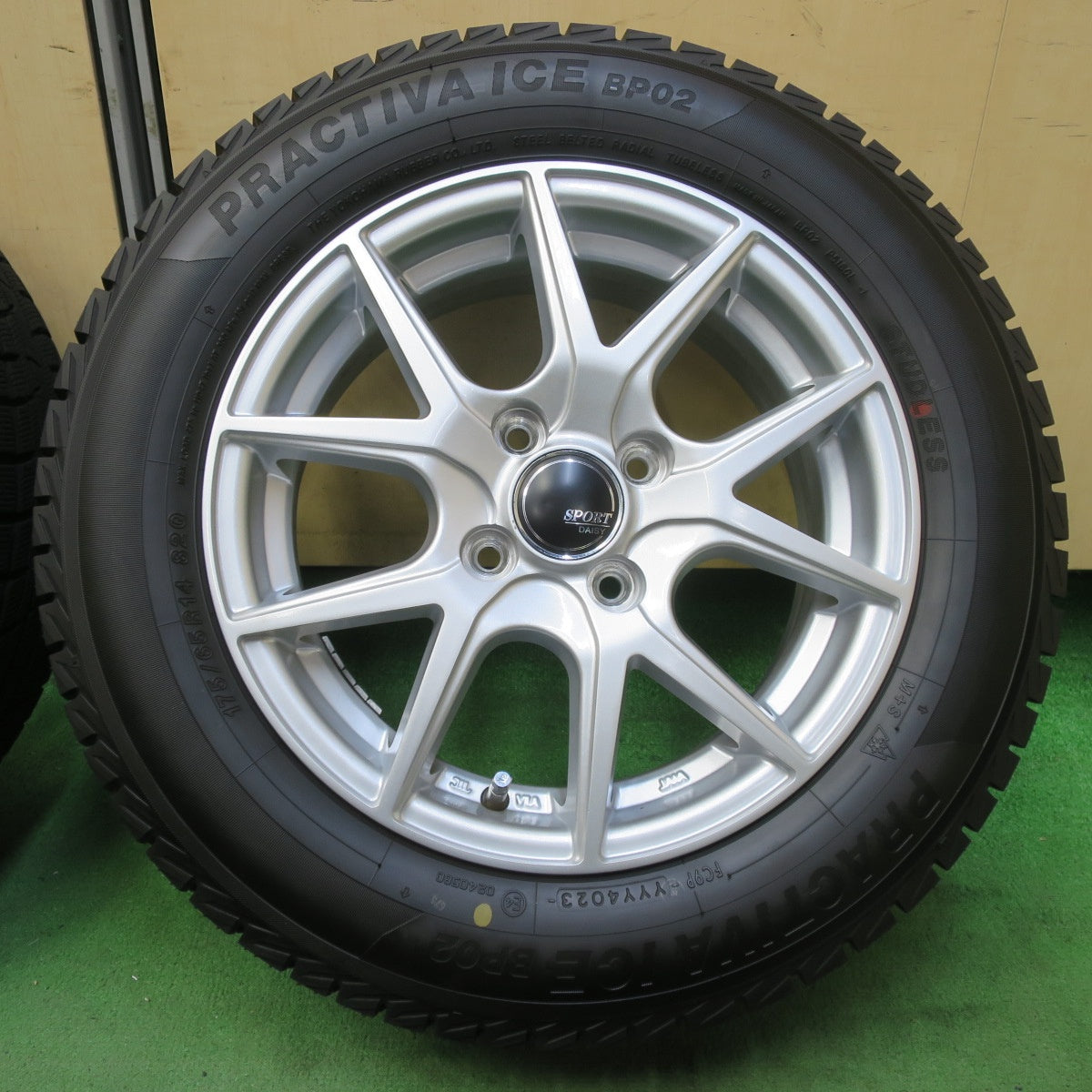 バリ溝！23年！キレイ！ほぼ10分★スタッドレス 175/65R14 プラクティバ アイス BP02 ヨコハマ製 SPORT DAISY スポルト デイジー 14インチ PCD100/4H★5080603イス