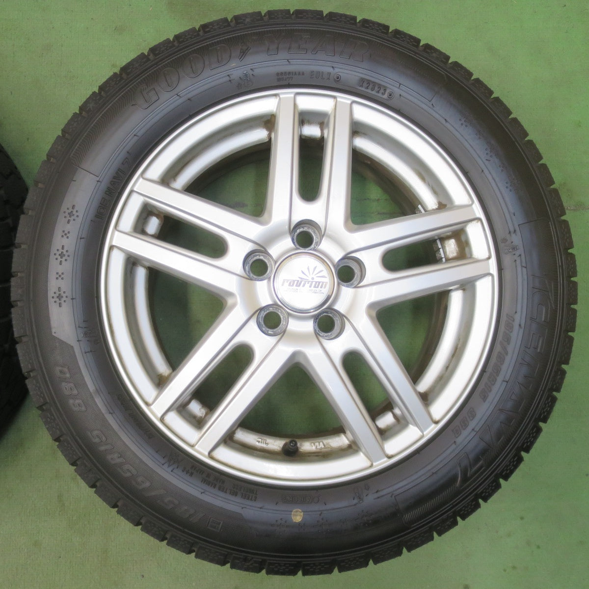 ほぼ未使用！23年★プリウス 等 185/65R15 スタッドレス グッドイヤー アイスナビ7 ravrion ラブリオン 15インチ PCD100/5H★6031404イス