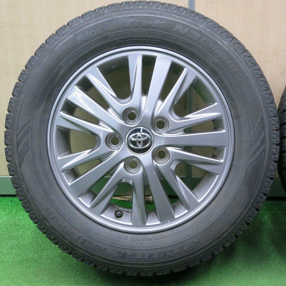 キレイ★トヨタ 80系 ノア ヴォクシー 純正 195/65R15 スタッドレス オートバックス ノーストレック N3i 15インチ PCD114.3/5H★5010503NJス