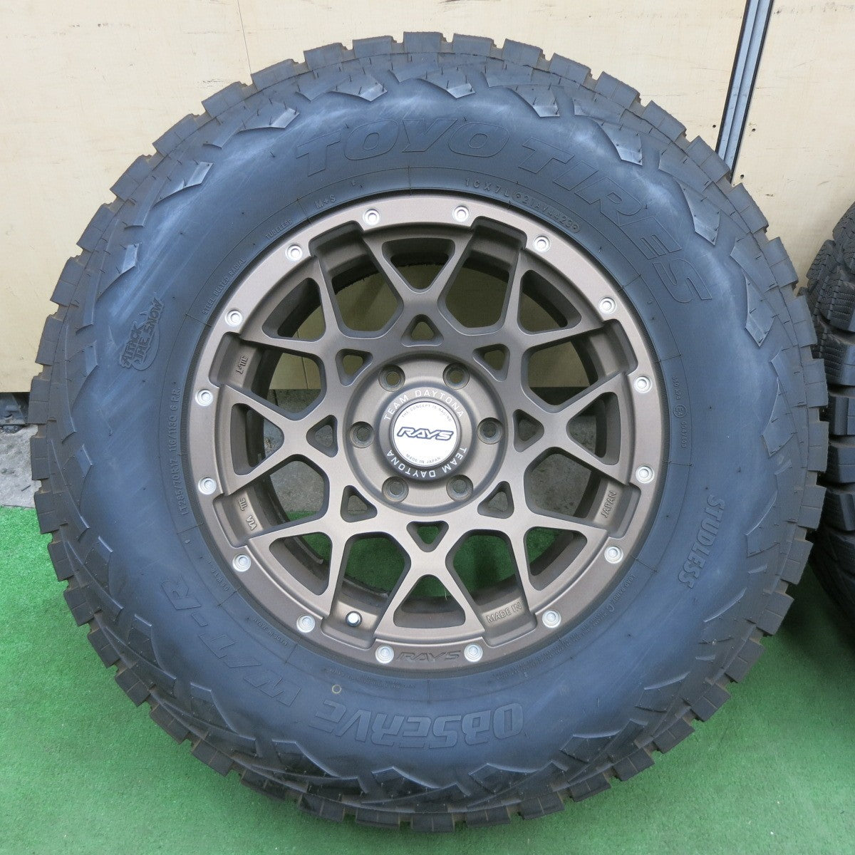 バリ溝！23年！キレイ！9分★RAYS TEAM DAYTONA M8 285/70R17 116/113Q 6PR スタッドレス トーヨー オブザーブ W/T-R レイズ デイトナ 17インチ PCD139.7/6H★6012305ナス