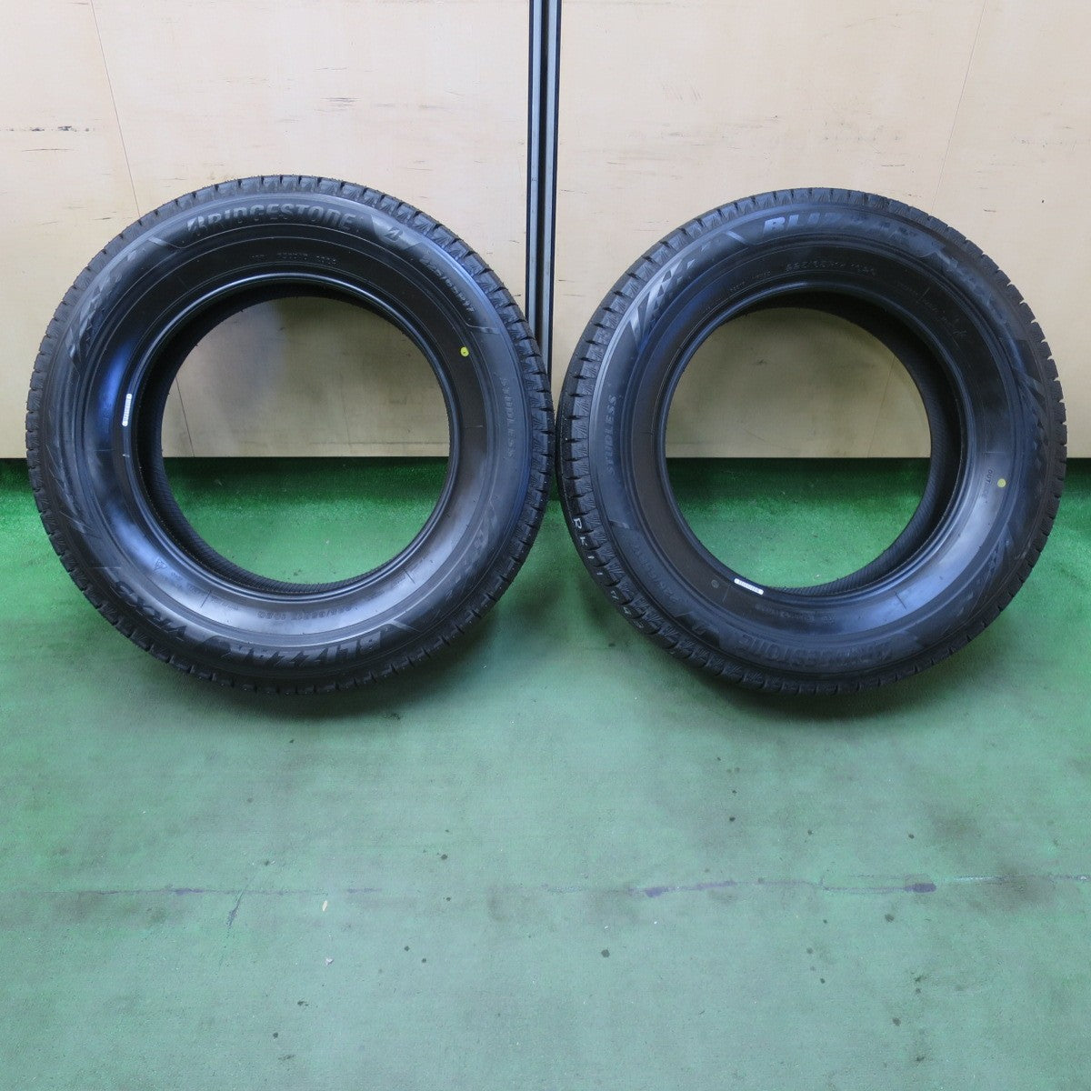 ほぼ未使用！24年！2本★スタッドレス 225/65R17 ブリヂストン ブリザック VRX3 タイヤ 17インチ 40系 アルファード ヴェルファイア 等★5112002イスタ