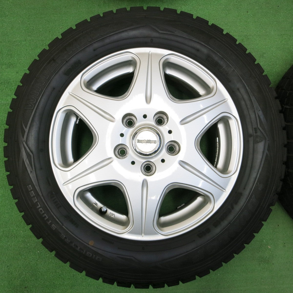 *送料無料* バリ溝！キレイ！9.5分以上★スタッドレス 195/65R15 ダンロップ ウインターマックス WM01 Empfehlung 15インチ PCD114.3/5H★4053110イス