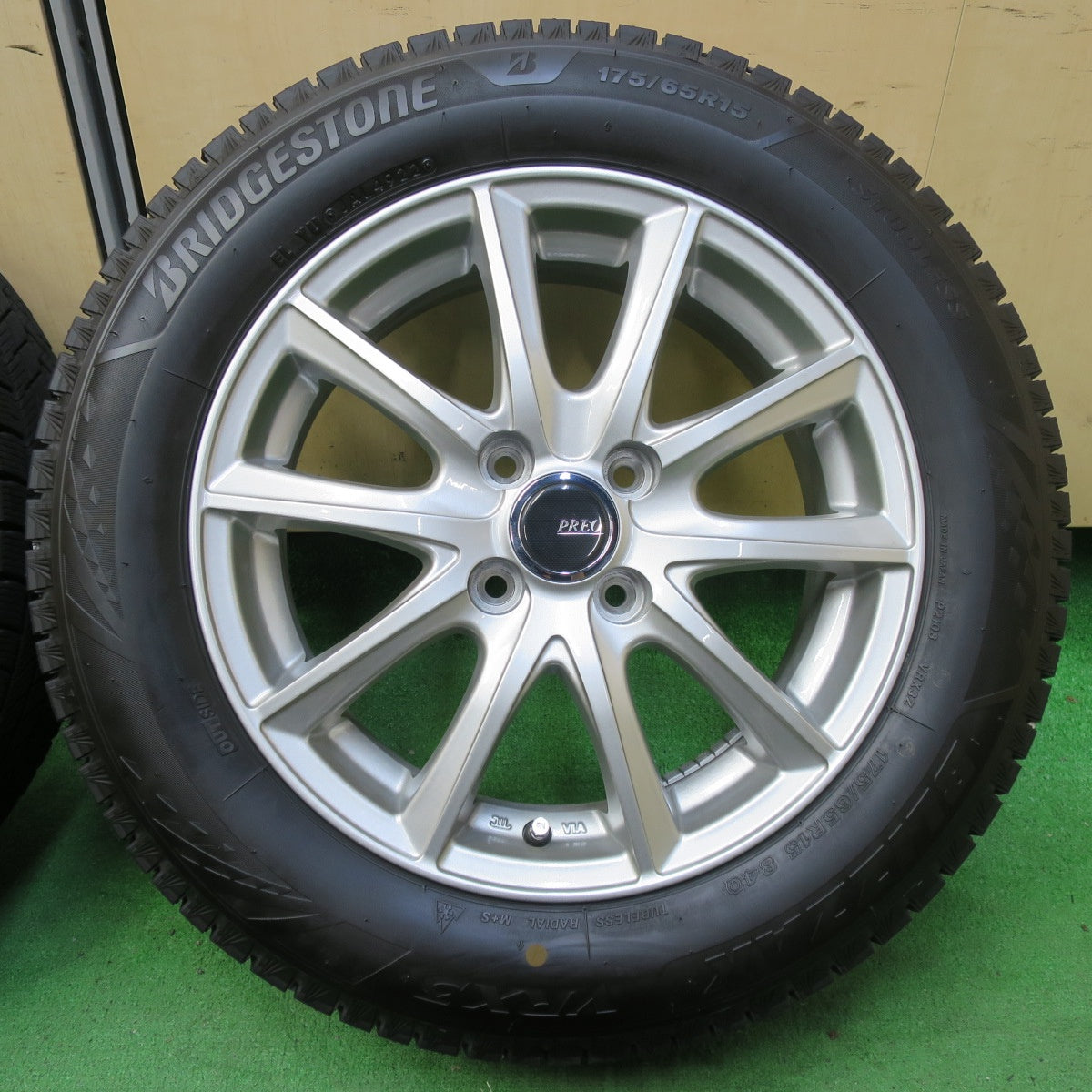 *送料無料* バリ溝！22年！キレイ！ほぼ10分★スタッドレス 175/65R15 ブリヂストン ブリザック VRX3 PREO プレオ 15インチ PCD100/4H★4090806イス