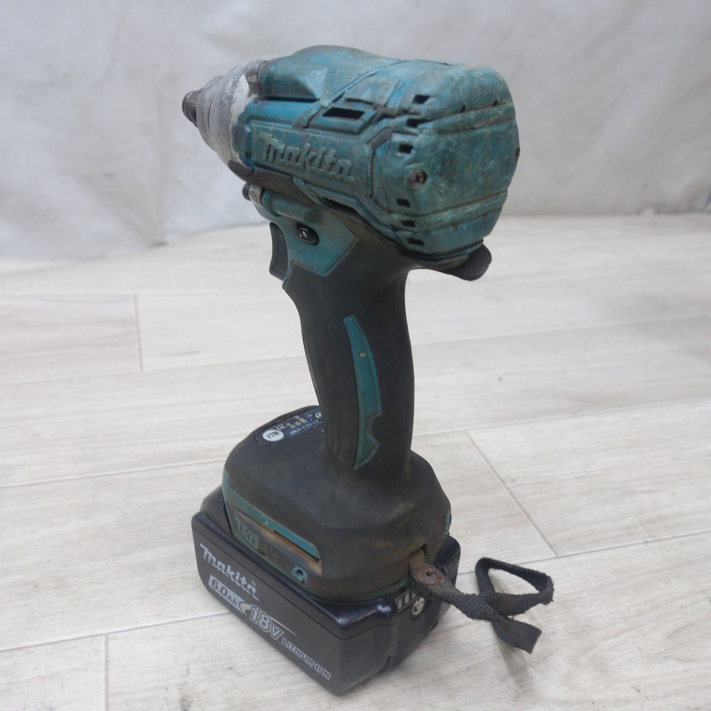 [送料無料] ◆マキタ 充電式 インパクトレンチ TW285D 18V バッテリー 充電器付き BL1860B DC18RF 電動 工具◆