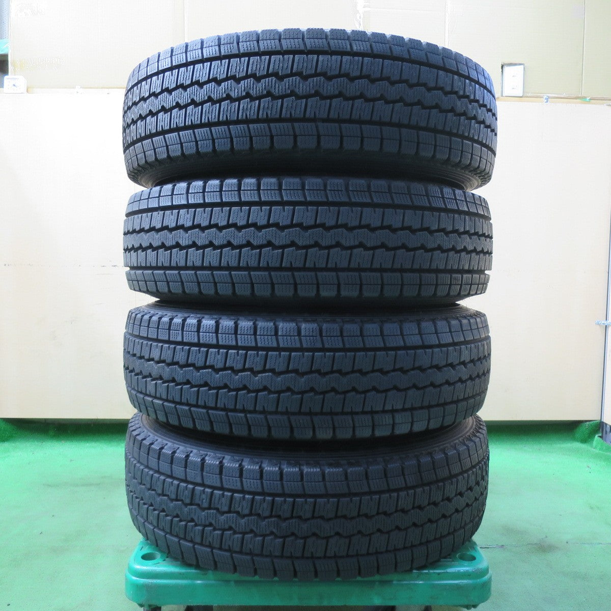 [送料無料] バリ溝！キレイ！9.5分以上★ハイエース 純正 スタッドレス 195/80R15 107/105L ダンロップ ウインターマックス SV01 15インチ PCD139.7/6H★5012101イス