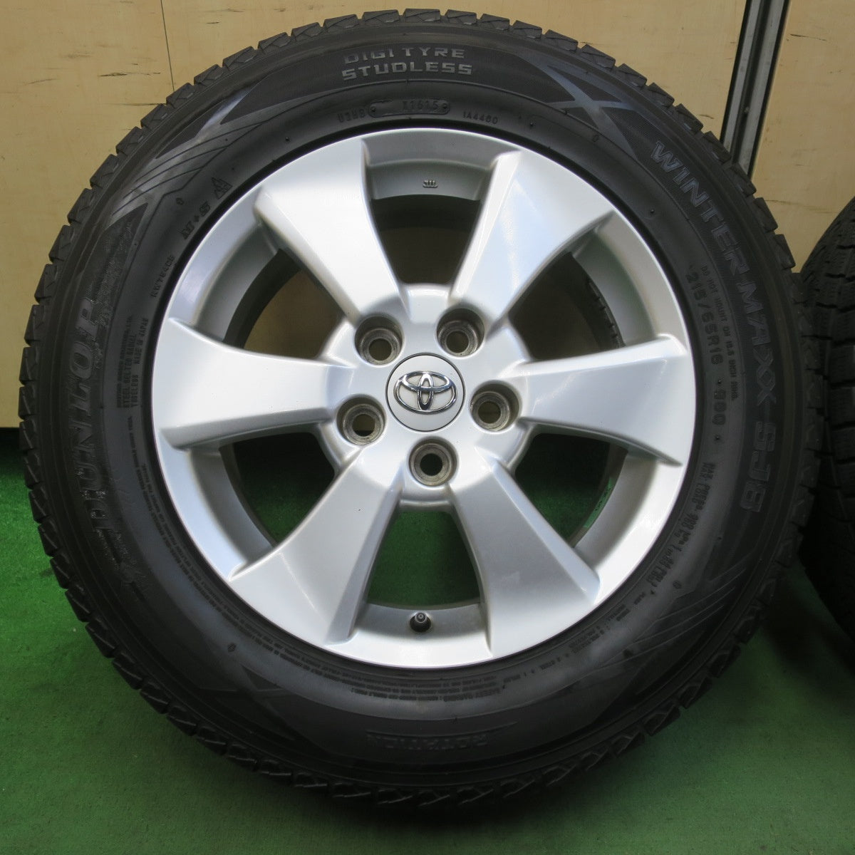 キレイ★トヨタ 20系 ヴェルファイア アルファード 純正 215/65R16 スタッドレス ダンロップ ウインターマックス SJ8 16インチ PCD114.3/5H★5101502イス