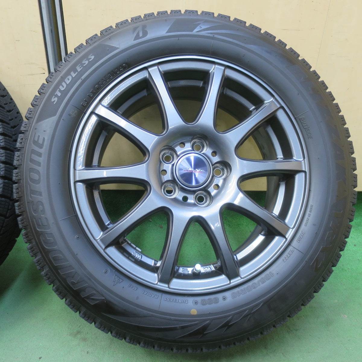 バリ溝！24年！キレイ！9.5分◎シエンタ 等 185/65R15 スタッドレス ブリヂストン ブリザック VRX2 VELVA CHARGE ヴェルヴァ 15インチ PCD100/5H◎6100702イス