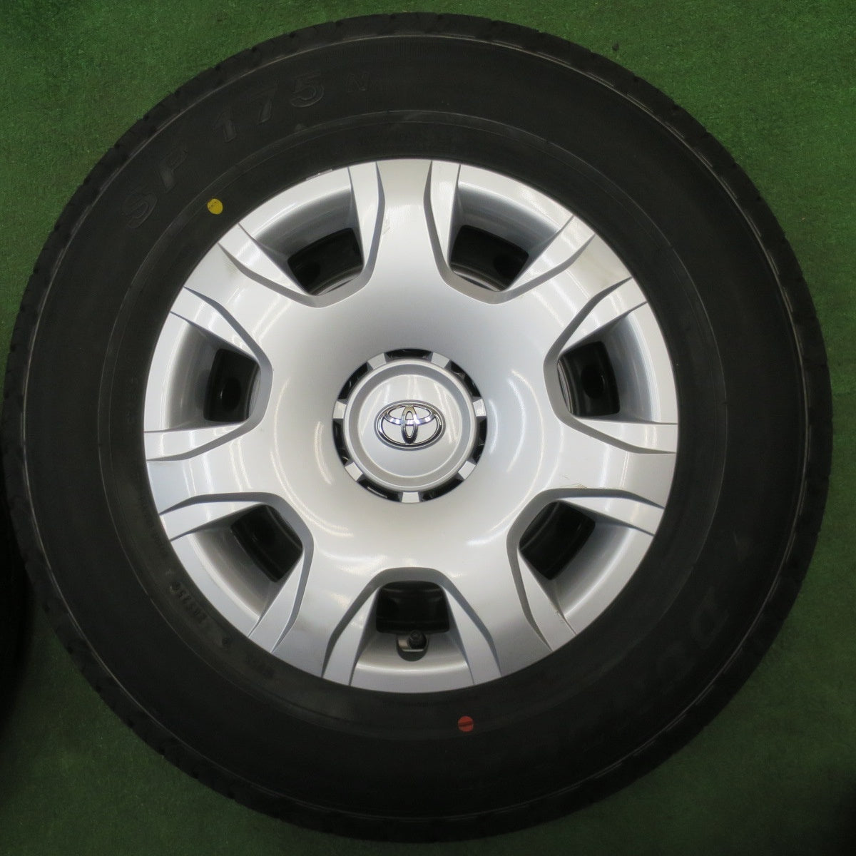 新車外し！25年★トヨタ 200系 ハイエース 純正 スチール 195/80R15 107/105S ダンロップ SP175N 15インチ PCD139.7/6H★6021702NJノ