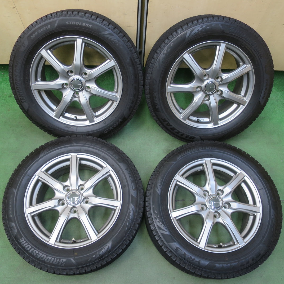 バリ溝！キレイ！9.5分◎スタッドレス 205/60R16 ブリヂストン ブリザック VRX3 MiLLOUS Ki ミルアス 16インチ PCD114.3/5H◎6072004イス
