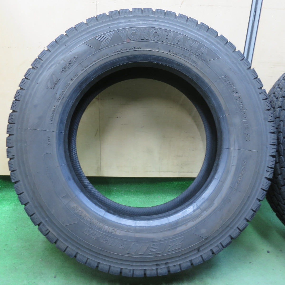 バリ溝！24年！9分★トラック タイヤ 245/70R19.5 136/134J スタッドレス ヨコハマ ZEN 902ZE 19.5インチ★5122013イスタ